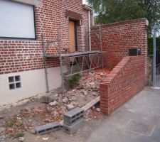Le muret de facade termin&eacute;