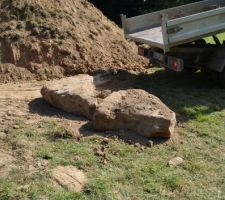 Ouais super des gros blocs de Grès dans notre sol. On a hâte de voir l'étape de l?assainissement.