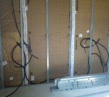 Passage des gaines contre les murs