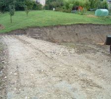 Le chemin d'accès avec la couche de fondation en cours de réalisation