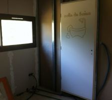 Porte de la salle de bain des amis !