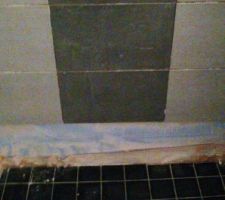 Si j'avais laiss&eacute; faire, ma douche serait maintenant pos&eacute;e et compl&egrave;tement d&eacute;centr&eacute;e. Une partie de la fa&iuml;ence a donc &eacute;t&eacute; d&eacute;pos&eacute;e parce que je l'ai demand&eacute; bien s&ucirc;r, car &agrave; part moi, &ccedil;a n'avait pas l'air de choquer les gens.