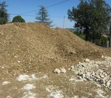 La terre mise de coté pour le remblaiement en fin de chantier... a faire par nos soins également.
