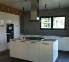 Cuisine installée, il manque encore la crédence en verre et le granit