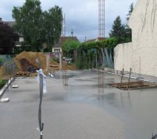 La dalle du RDC vient d'être coulée. On remarque les blocs de polystyrène destinés à ménager des réservations pour les gaines de ventilation