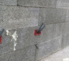 Les blocs font 1 m de longueur, 37 cm d'épaisseur et 25 cm de hauteur. Il a fallu intégrer les boitiers des différentes prises et les gaines correspondantes avant la mise en place du béton.