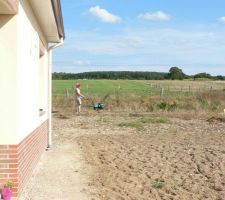Profitons des derniers beaux jours pour aplanir le terrain et le préparer à recevoir le gazon