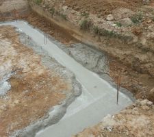 Fondations, c&ocirc;t&eacute; puisard. Mon constructeur y mettra une sorte d'armatures sp&eacute;ciales pour pr&eacute;venir d&eacute;bordement des eaux du puisard &agrave; ses frais, n'est-ce pas cool.