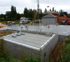 14/09/12 : la dalle du RDC est coulée (sauf celle du salon car sur-élevé de 34cm). Photo à H 1!