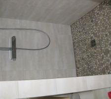 Sol de douche en galets