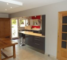 Salle à manger et cuisine vues du salon