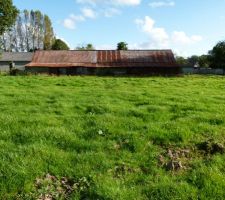 Notre terrain !! Nous aurons la vue sur cette vieille batise mais au moins pas de vis &agrave; vis !!