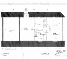 Finallement, nous avons laissé le wc ouvert dans la salle de bain afin d'avoir plus d'espace