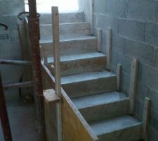 Escalier pour acc&eacute;der &agrave; l'espace jour depuis le garage