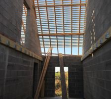 Vue depuis l'entr&eacute;e du garage: on visualise maintenant les support du futur plancher bois de notre chambre.