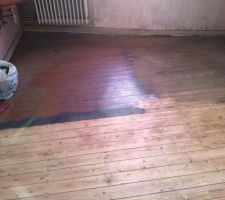 Là le décapage préalable du plancher. Sous le vieux lino collé, il y avait le plancher peint à la glycéro. Décapage thermique au chalumeaux, puis ponçage au gros (40)à la ponceuse à bande pour enlever la couche de carbone. Les finitions seront faites à la machine à poncer les planchers, une fois les enduits plafonds et murs réalisés