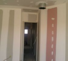 Couloir qui mène aux chambres , conduit de cheminée qui faut déplacer