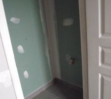 Nous allons installé ici un meuble de salle de bain et sa vasque