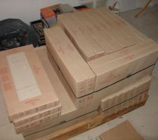 Le voici le voila !! La 1.5 tonnes de Villeroy et Boch.
Ici il manque la deuxieme palette.