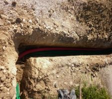 La société ETDE est venu faire la tranchée pour nous amener l'électricité et nous posera les coffrets lundi