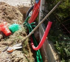 J'ai profité de la tranché pour passer les gaines ptt.