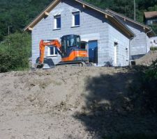 Compactage de la butte du devant et création d'une terrasse de 4m de profondeur