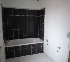 Salle de bain avec fa&iuml;ences - apr&egrave;s peinture (juste sous couche...) : c'est bien mieux !