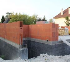 En quelques jours, plusieurs rang&eacute;es de briques sont pos&eacute;es...