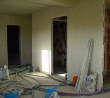 Platre en cours.porte communicante au garage ds le fond et acces Wc et chambre