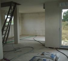 Platre en cours:vue de la cuisine sur la salle et le salon