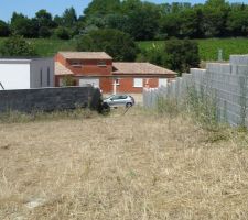 Entr&eacute;e NOrd par le chemin d'acc&egrave;s en pente.