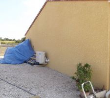 Côté de la maison où sera construit l'abri pour la voiture en bois et toit en tuiles et il fera (6X3)