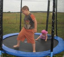 Un petit nouveau dans le jardin : les enfants sont toujours dessus maintenant !!