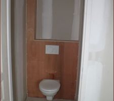 WC suspendus de l?&eacute;tage ? carrelage imitation parquet