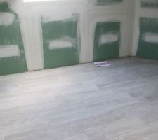 Salle de bain de l?&eacute;tage ? carrelage imitation parquet