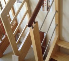 Choix de l'escalier (celui de droite mais avec rampe dans le même bois clair que l'escalier)