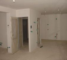 Sous couche du salon ; salle &agrave; manger et cuisine termin&eacute;e,sol et plafond.