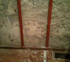Etayage R 1 au sol pour poutrelles axe est-ouest pour mur en pierre couloir