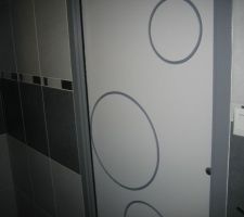 La porte à galandage menant à la salle d'eau du rdc
