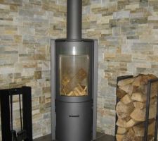 Poele stuv 30 compact et parement pierres naturelles