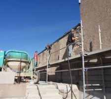 Elévation des murs - piquetage du mur mitoyen présentant une gite vers la nouvelle construction.