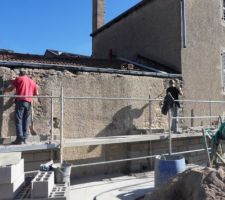 Elévation des murs - piquetage du mur mitoyen présentant une gite vers la nouvelle construction.