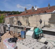 Elévation des murs - piquetage du mur mitoyen présentant une gite vers la nouvelle construction - crépis de maintien  des zones piquetées