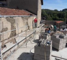 El&eacute;vation des murs - piquetage du mur mitoyen pr&eacute;sentant une gite vers la nouvelle construction - cr&eacute;pis de maintien  des zones piquet&eacute;es