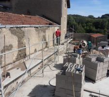 Elévation des murs - piquetage du mur mitoyen présentant une gite vers la nouvelle construction - crépis de maintien  des zones piquetées