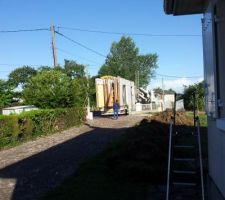 Entrée du camion dans l'allée. Heureusement que le chemin fait 4,50 m de large