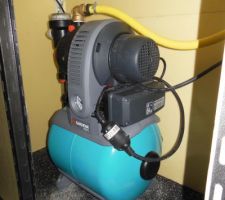 Surpresseur dans son caisson avec dalle antivibration