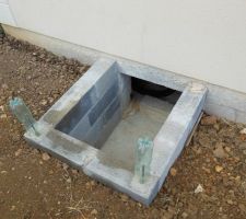Accès vide sanitaire. cour à l'anglaise