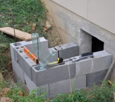 Accès vide sanitaire. cour à l'anglaise