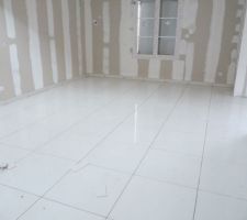 Le carrelage des pi&egrave;ces de vie 60x60 cm poli ivoire.